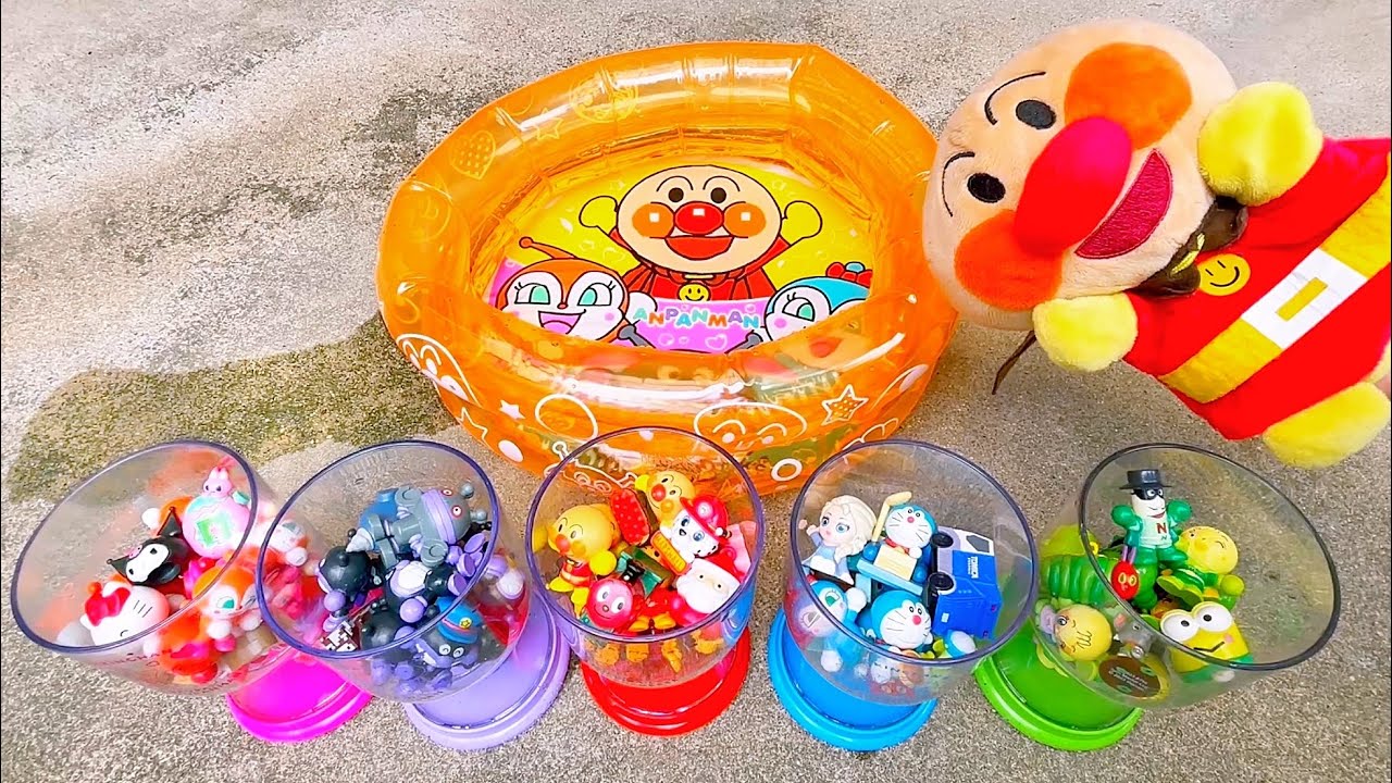 アンパンマンがプールに色んなお人形を入れるよ!人形すくいで遊ぼう!