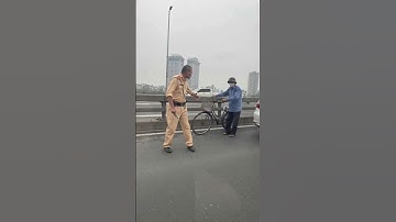 Cụ ông đạp xe ngược chiều trên cầu Nhật Tân #vovgiaothong #fm91