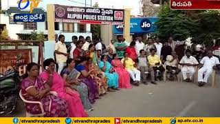 TDP MLA Sugunamma hold Protest at Tirupati screenshot 5