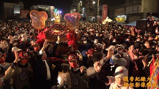 20210409 大甲媽祖繞境進香起駕 36執士隊 大甲媽神轎至觀禮台前人潮越聚越多