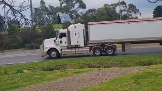 Kenworth trucks: Kenworth B Double Machines Dominating Melbourne Roads #bdoubles