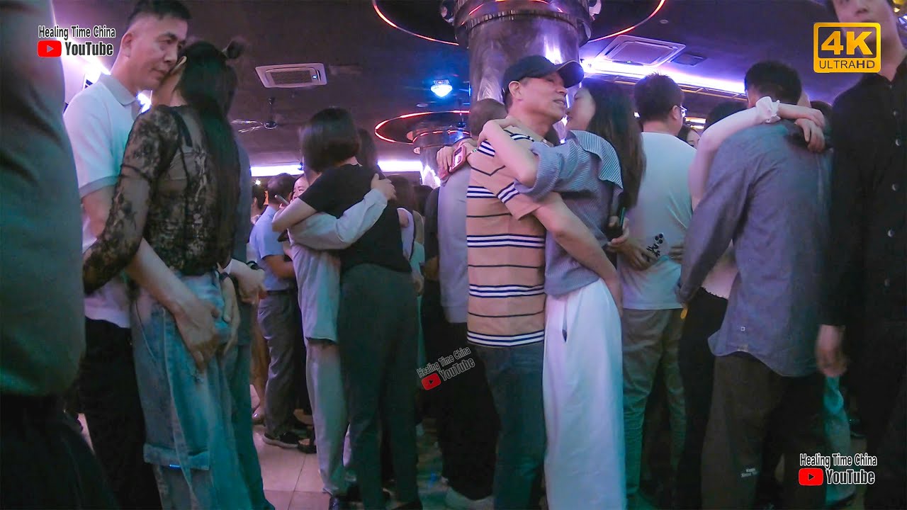 和美女一起跳舞