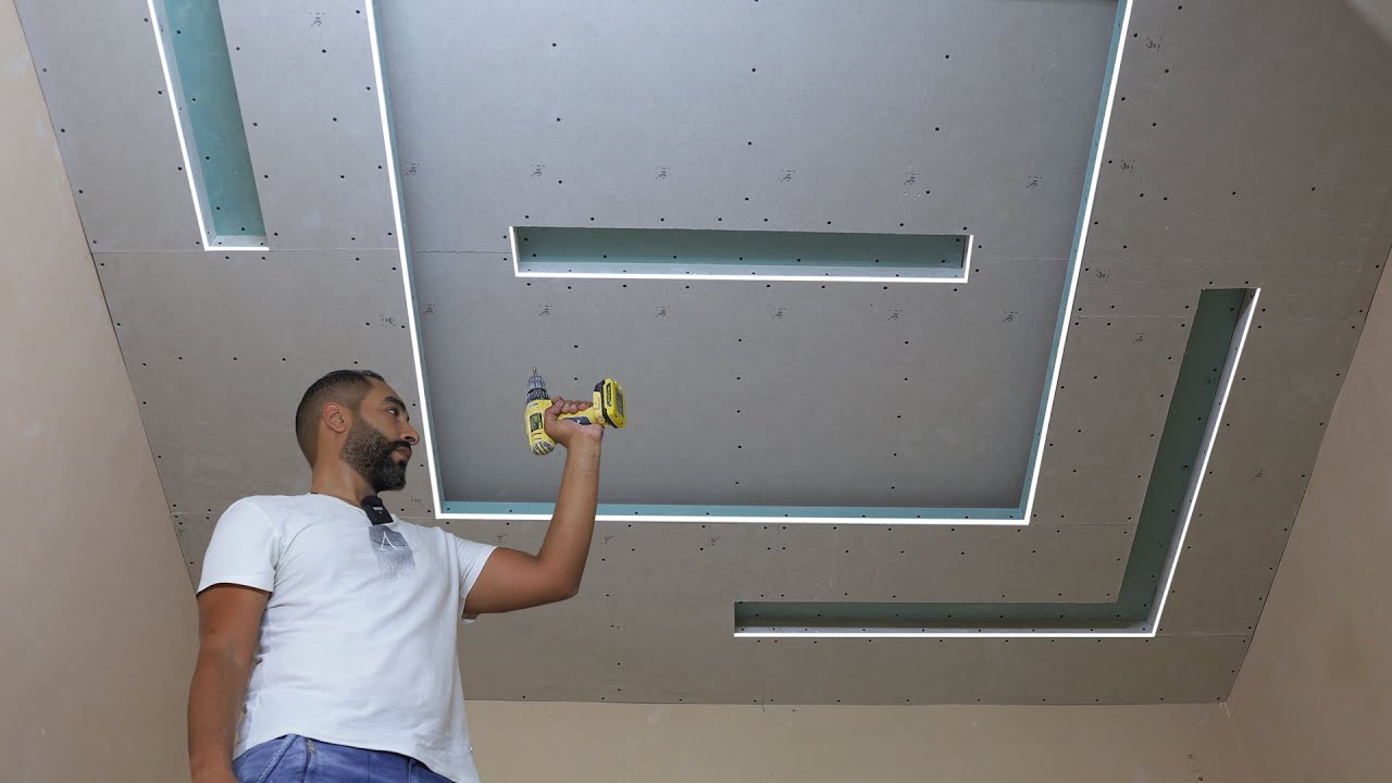 Поясняем декор паза в гипсокартоне прямой потолочной и плоской.