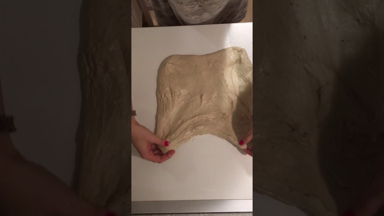 Stočení těsta do ošatky pomocí vody