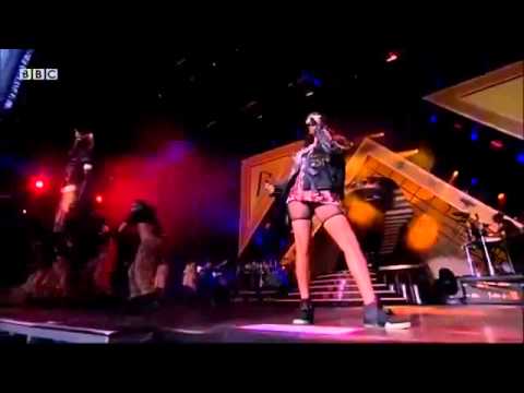 Rihanna Perform Only Girl In The World Live At The Hackney Weekend '12 Diamonds