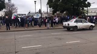 Unas 300 personas se convocaron frente a un hipermercado para pedir alimentos.