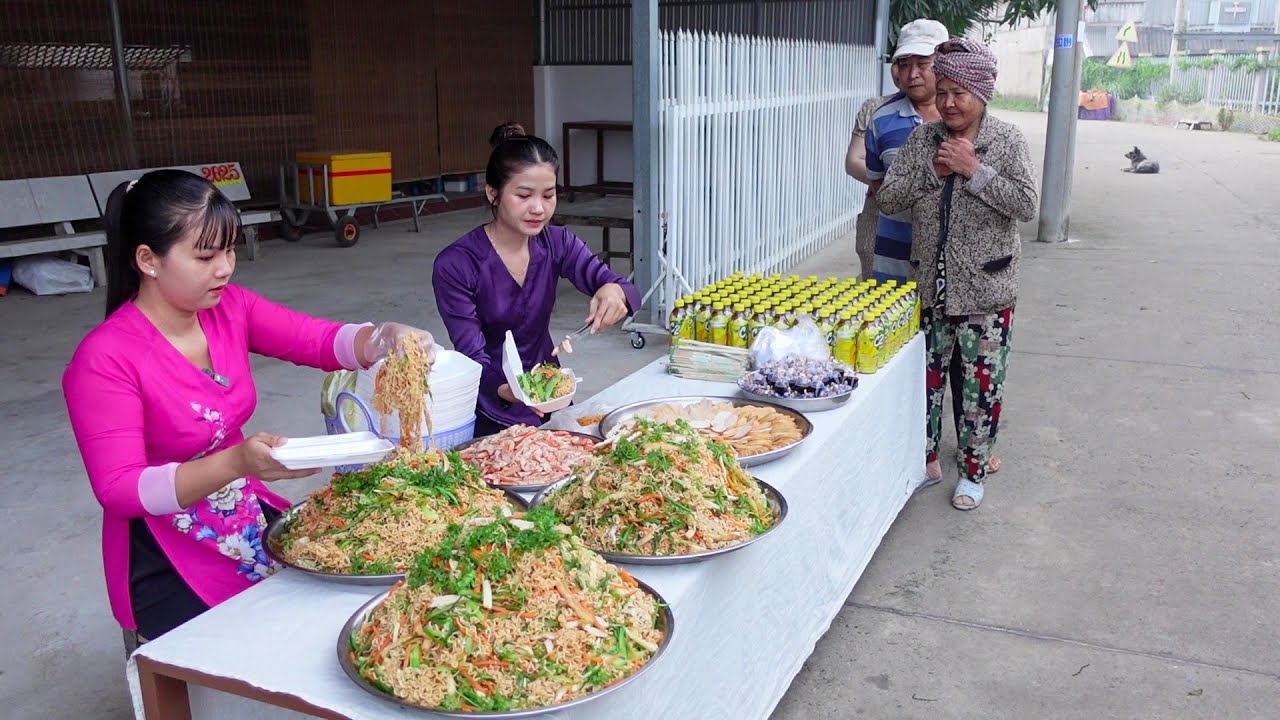 Đến Ngày Rằm Dì Ngọc Trinh Tặng Bữa Ăn Sáng cho Bà Con Ở Quê với món Mì Xào Tôm Chay Thơm Ngon 