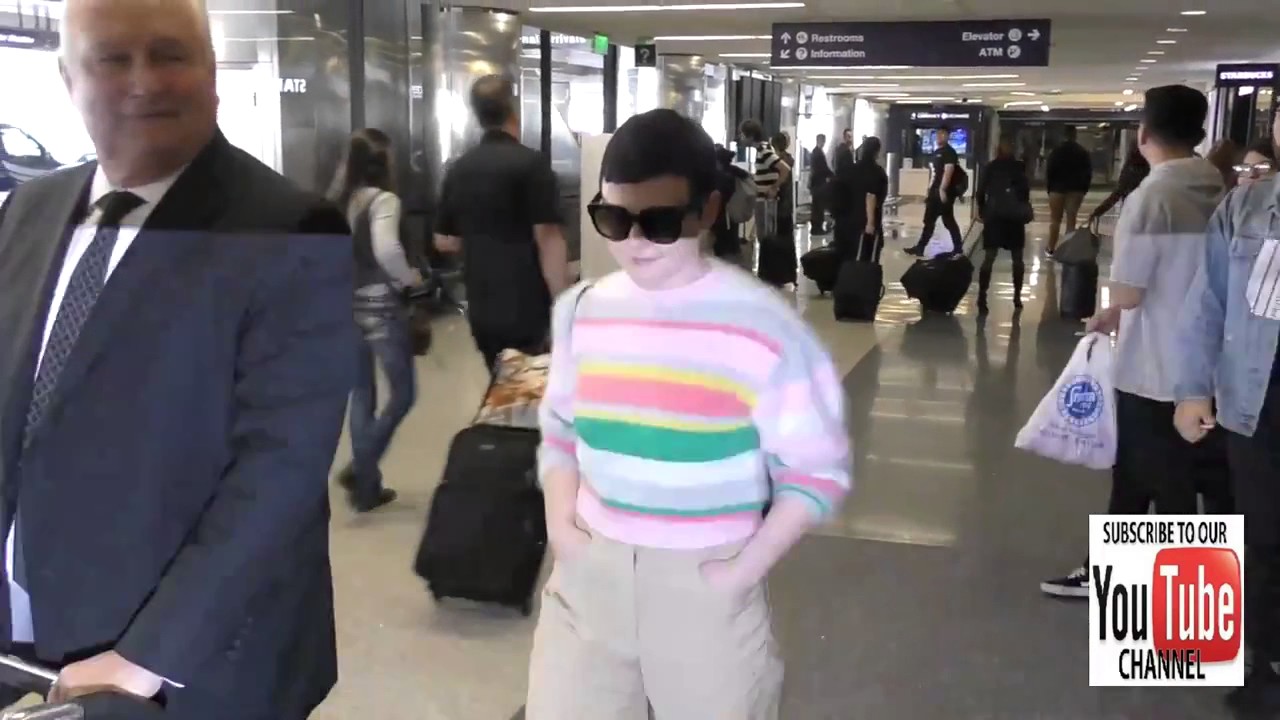 ginniferGoodwin airport 2017 tmz