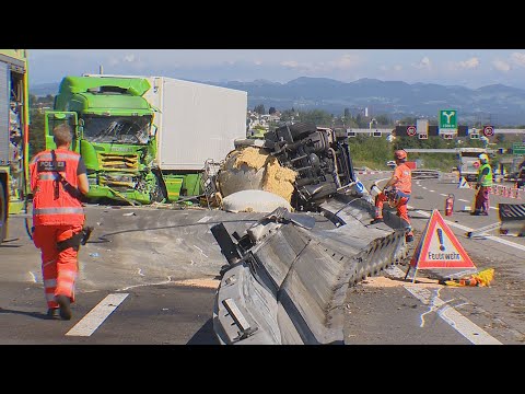 Zürich-Seebach ZH: LKW kippt auf Gegenfahrbahn