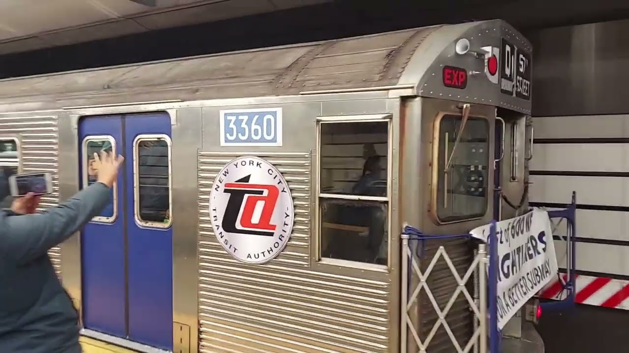 R32 Q Train leaves Lexington 63 Street