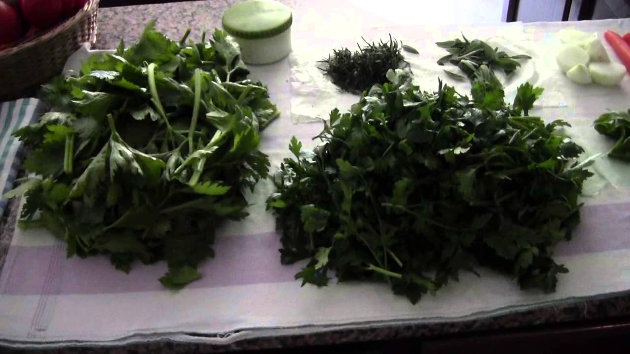 Dado vegetale fatto in casa e riserva di prezzemolo: tasselli di autoproduzione e autosufficienza.