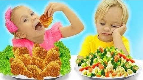 Chris Learn to Share Food and Pretend Cook Toy Food