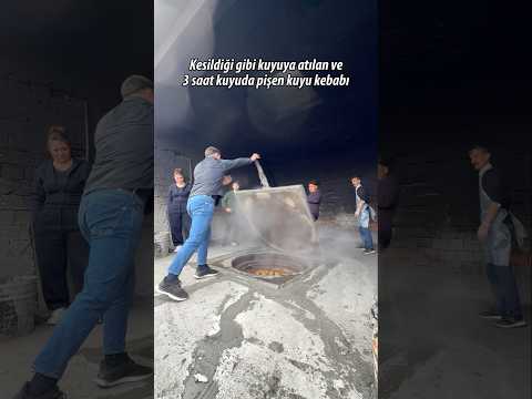 Kesildiği gibi kuyuya atılan ve 3 saat kuyuda pişen kuyu kebabı.