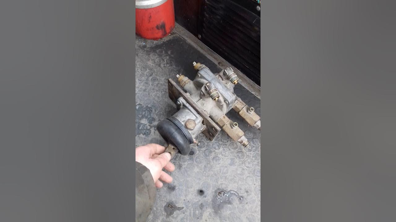 Маз не качает воздух. Кран ручника рено премиум 1999 marshal. На ручнике шипит главный тормозной. На ручнике шипит главный тормозной. Шипит главный тормозной кран камаз.