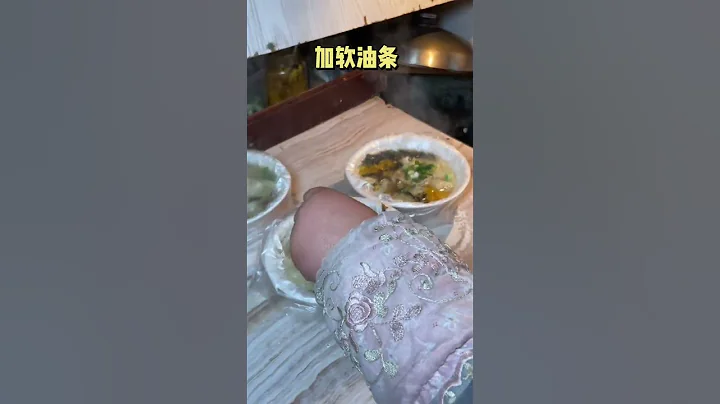 你有多久没吃这种边敲边卖的敲敲馄饨啦？现在越来越少见了！ - 天天要闻