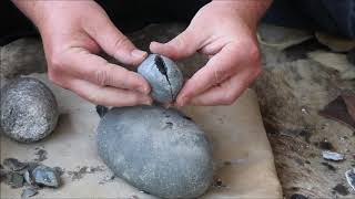 Flint knapping techniques: bipolar reduction (splitting pebbles)
