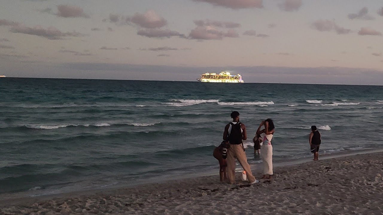Z wizytą na plaży Miami Beach i pluskanie w morzu.