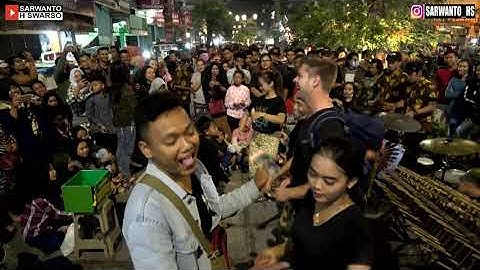 LUCU !!! MAS BULE JOGET BERSAMA MBAK CANTIK -- JURAGAN EMPANG -- ANGKLUNG RAJAWALI MALIOBORO YOGYA