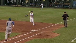 LAD@KC: Hosmer makes diving stop, tosses for the out