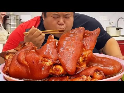 225买18斤猪蹄胖哥做“红烧猪脚”,软烂入味香味十足,谁料酒喝的太快蒙圈啦!【胖猴仔】 - YouTube