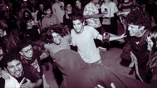 gente dando vueltas con niño viejo en el flotante