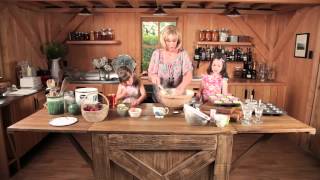 How to Make Cupcakes - Annabel Langbein
Annabel and friends make quick and easy vanilla cupcakes. For the free recipe see http://www.annabel-langbein.com/recipes/cutiepie-cupcakes/584/ How to Make Cupcakes - Annabel Langbein