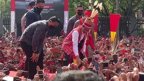 Antusias, Pasukan Merah Menyambut Presiden Jokowi dan Panglima Jilah, Hidup Dayak !!! 💀☠💪