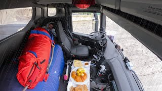 Breakfast in a Narrow Truck