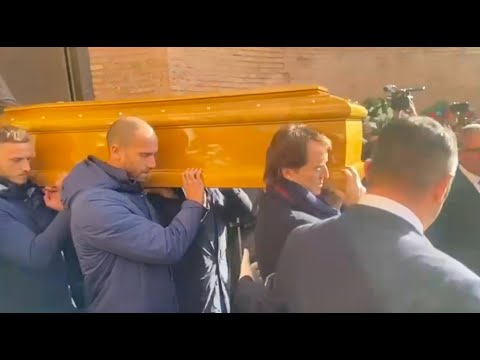 Funerali Mihajlovic, ultimo saluto a Sinisa: feretro sorretto da Mancini, De Silvestri e Arnautovic