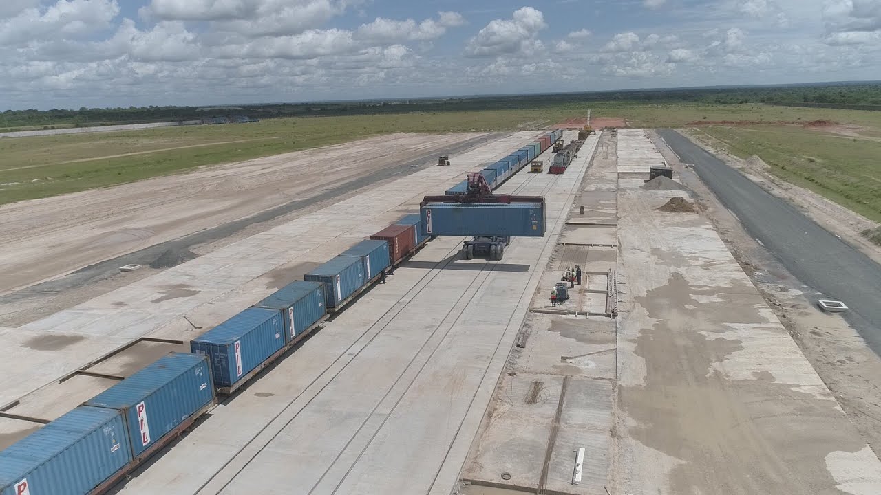 #HISTORIA-TRENI YA KWANZA YAINGIZA SHEHENA YA MAKONTENA NDANI YA BANDARI KAVU YA KWALA,JPM APONGEZWA