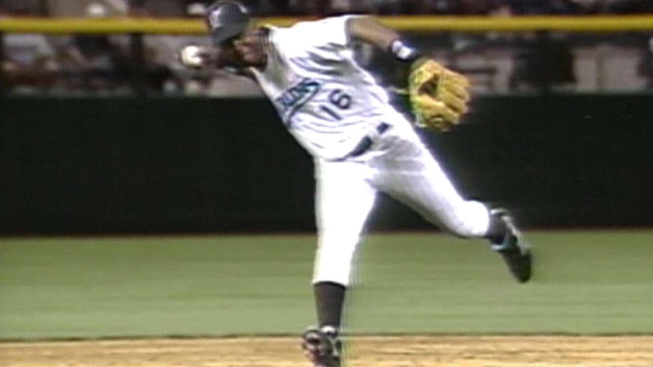 Renteria barehands grounder to get Vizquel