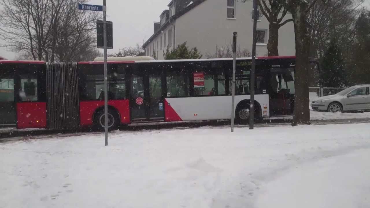 Aachener Bus hat sich im Schnee festgefahren