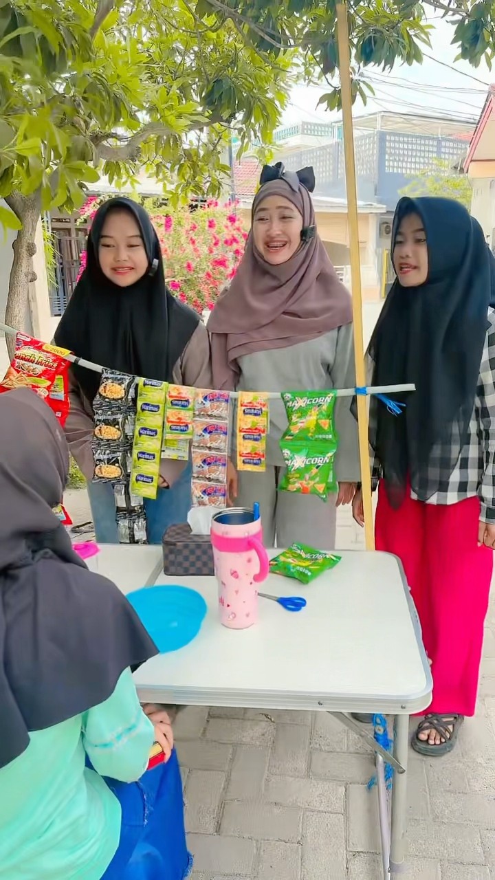 AINUN JUALAN MINUMAN DIPINGGIR JALAN