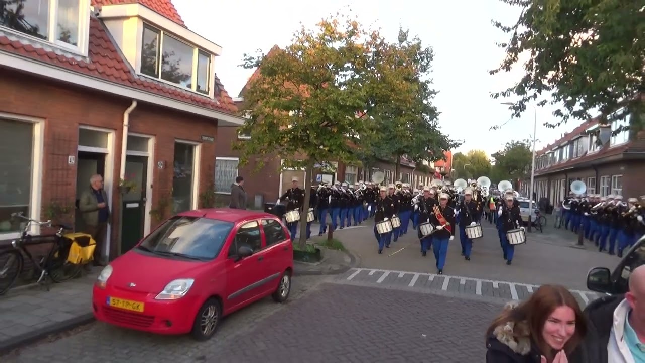 K&G Leiden vertrekt vanaf Clubgebouw voor Taptoe Lint van Licht 1 oktober 2022 Leidens Ontzet
