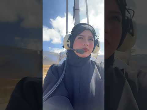 ماريا قحطان تقود طائرة الجايروكبتر