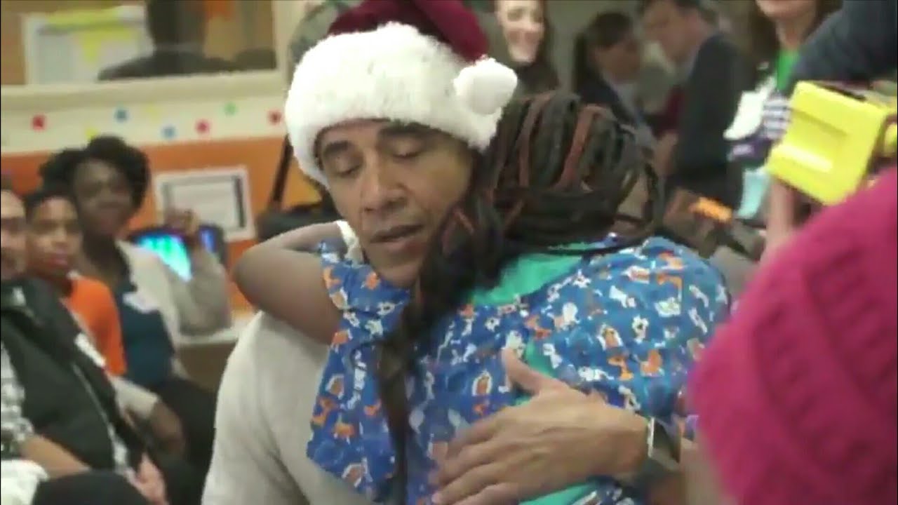 BARACK OBAMA DRESSED AS SANTA CLAUS SURPRISES SICK CHILDREN IN HOSPITAL