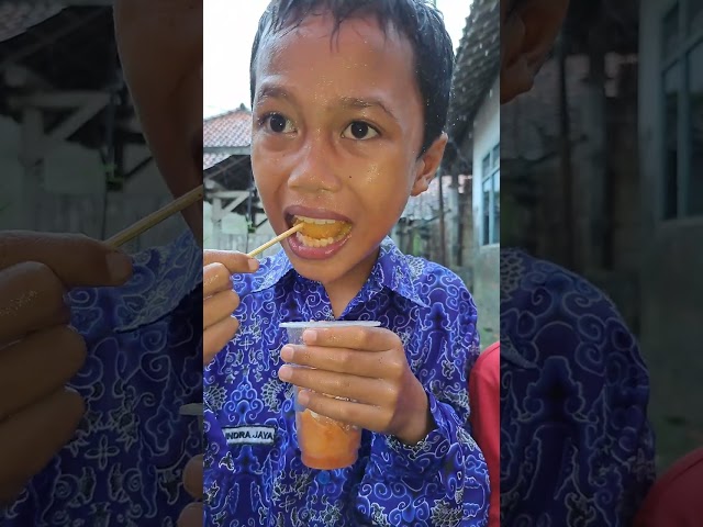 Lomba makan cilok aci di colok bocil lucu class=