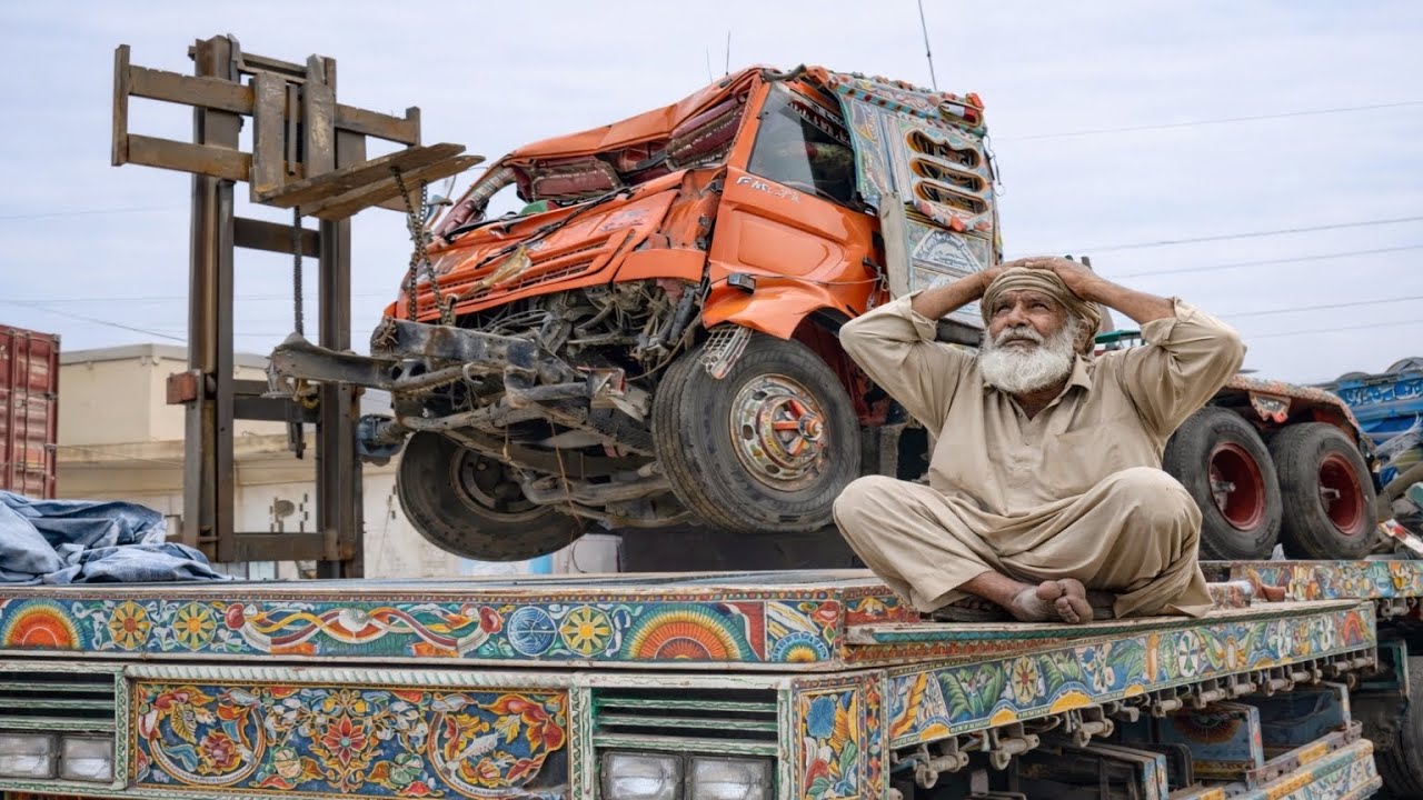 1990 years old Hino Truck Restoration in Pakistani local Workshop 
