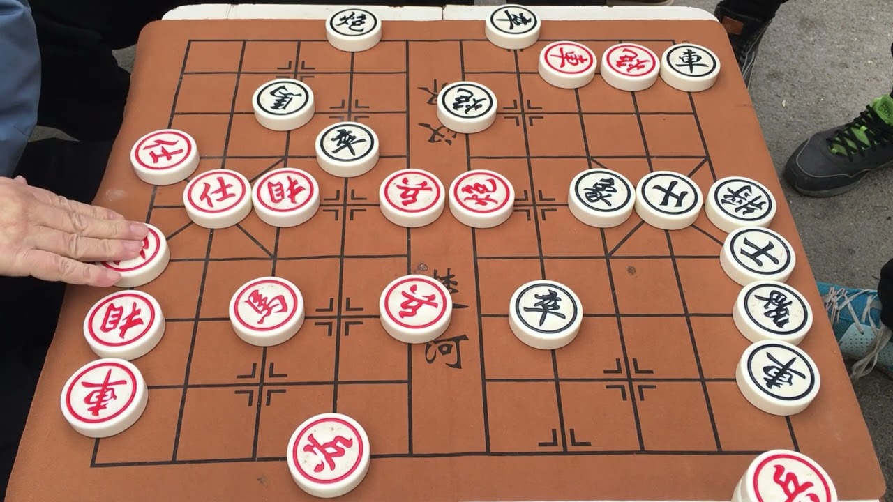 黑方胖小伙真是象棋高手啊，把对面进攻的呛不住，真是太厉害了