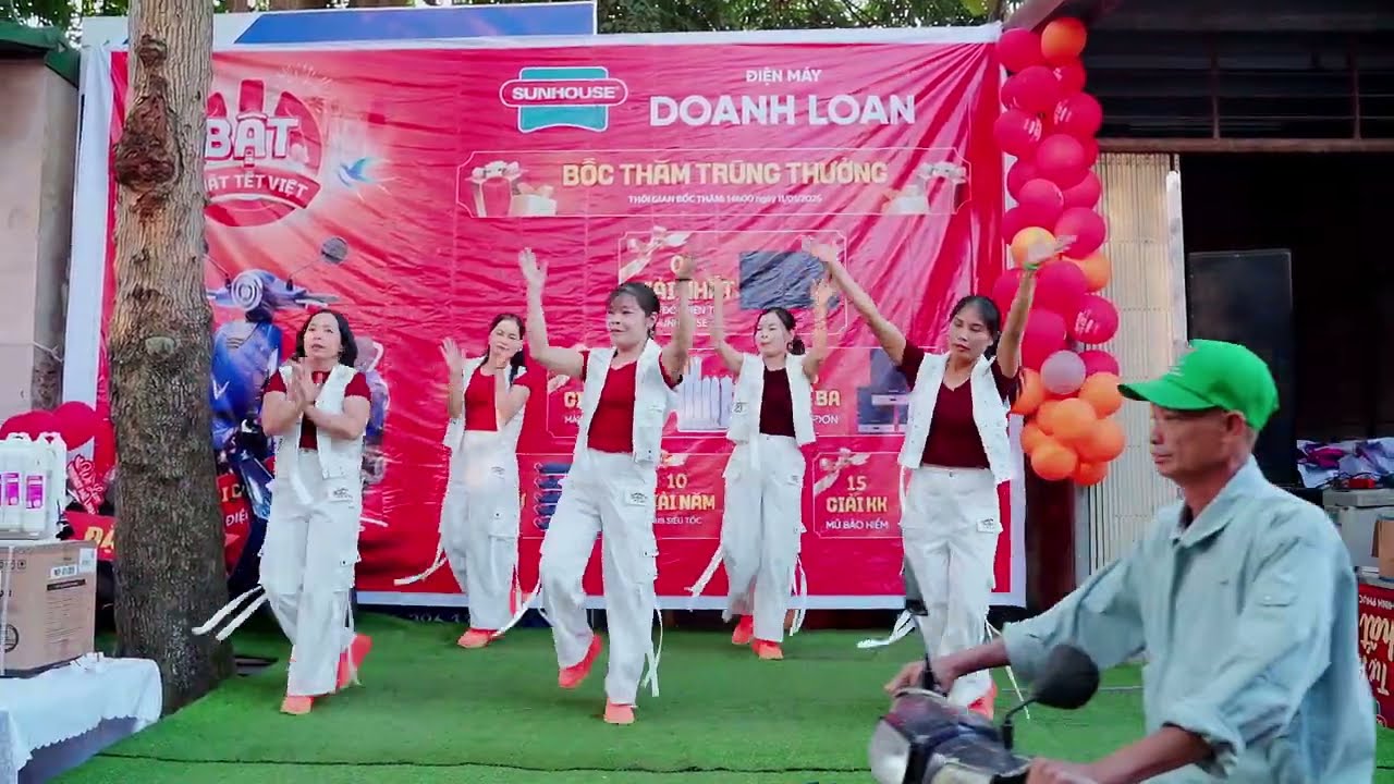 Shuffle Dance CÓ MỘT NGƯỜI VẪN ĐỢI - CLB Hoa Anh Đào