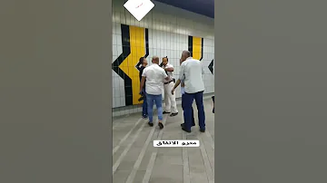 حصرى خناقه كبيره جدا بين ظابط شرطه وبلطجي في محطه مترو رمسيس والناس كلها بتتفرج 