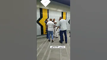 حصرى خناقه كبيره جدا بين ظابط شرطه وبلطجي في محطه مترو رمسيس والناس كلها بتتفرج 