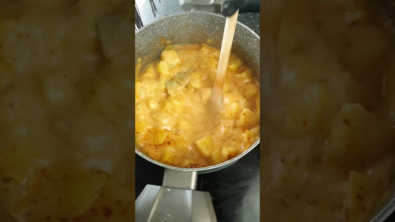 Fűszeres, szaftos fasírt, magyaros burgonyafőzelékkel