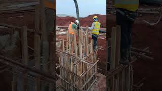 Tukang Cor Sedang Menuang Beton Ke Bekisting Dengan Concrete Pump #shorts #shortvideo