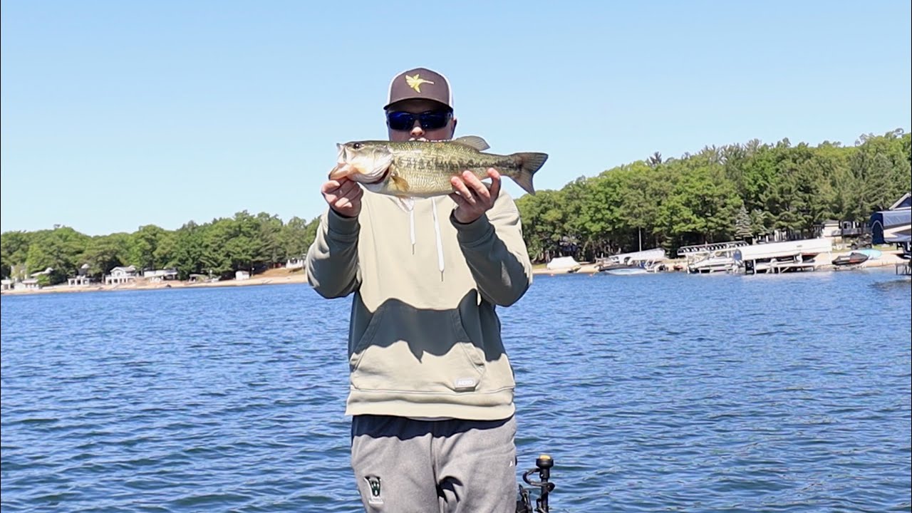 Bed Fishing For Agressive Largemouth Bass (Big Catch)