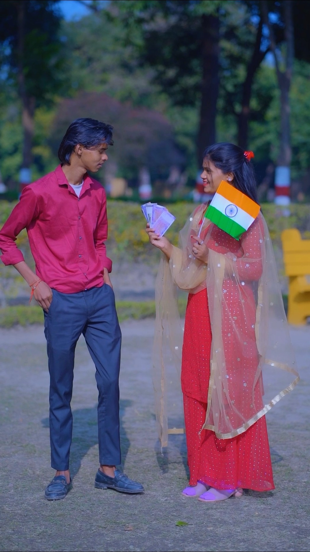 Badi dogli h duniya or duniya ke log