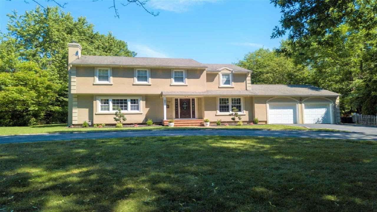 207 STONEHURST BLVD, FREEHOLD TOWNSHIP, NJ Presented by Linda Shepherd