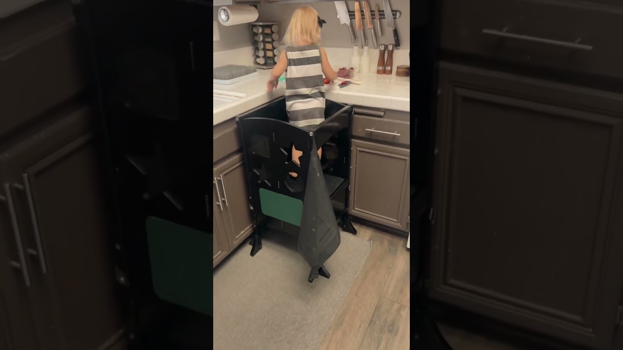 A kitchen stool that folds!? Guidecraft for the win🙌🏼 