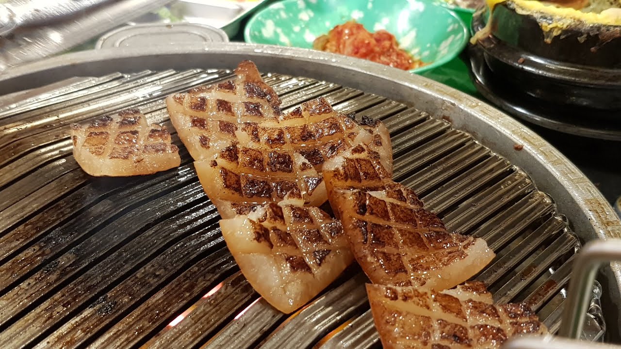 Korean BBQ pork rinds 인계동 껍데기 메뉴뽀개기 벌꿀껍데기 쏘쏘 YouTube