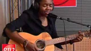 Video thumbnail of "Tracy Chapman - Baby Can I Hold You (Live 2009)"